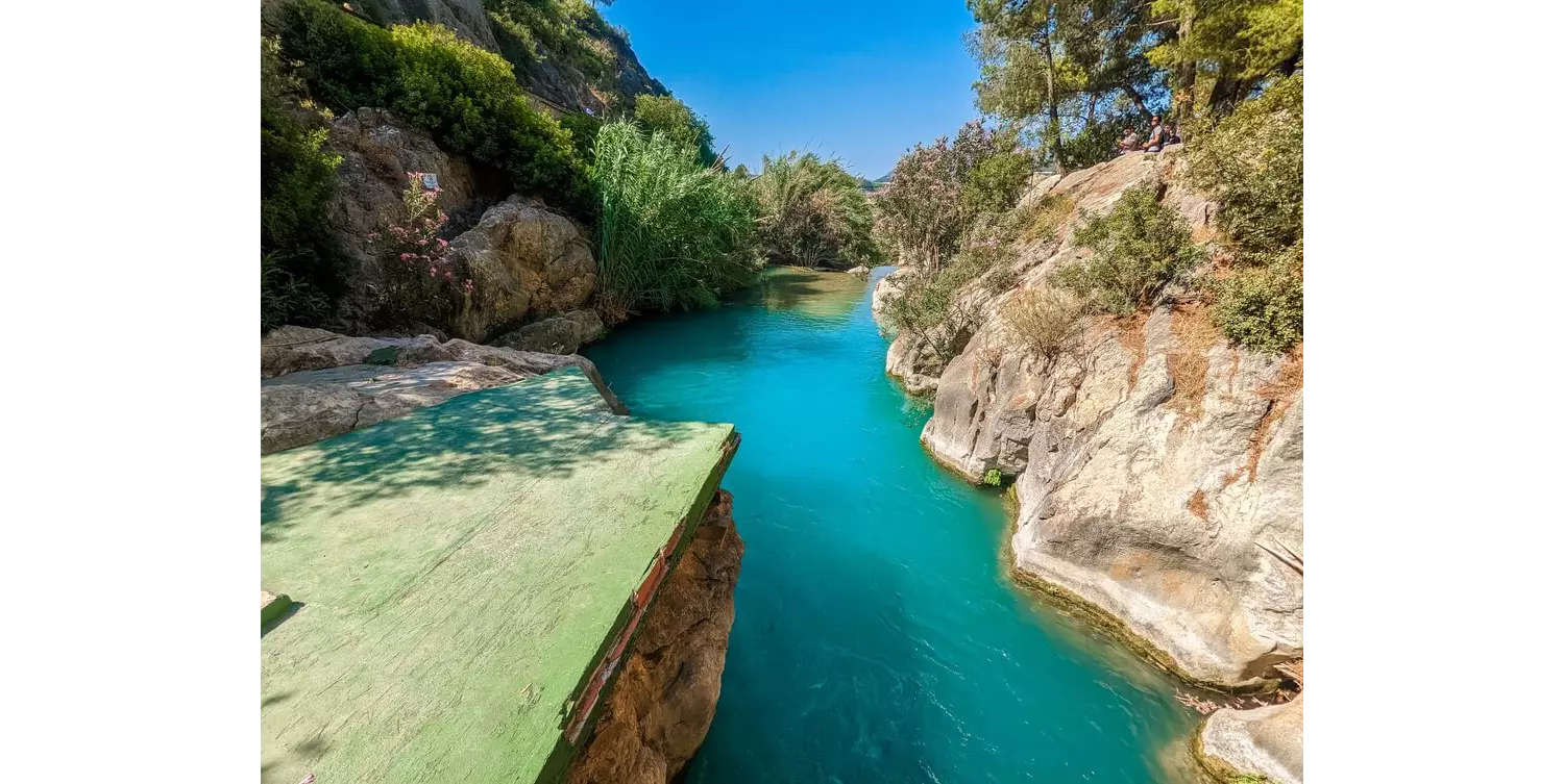 Alicante Urlaub: Natürliches Schwimmbecken mit türkisblauem Wasser.