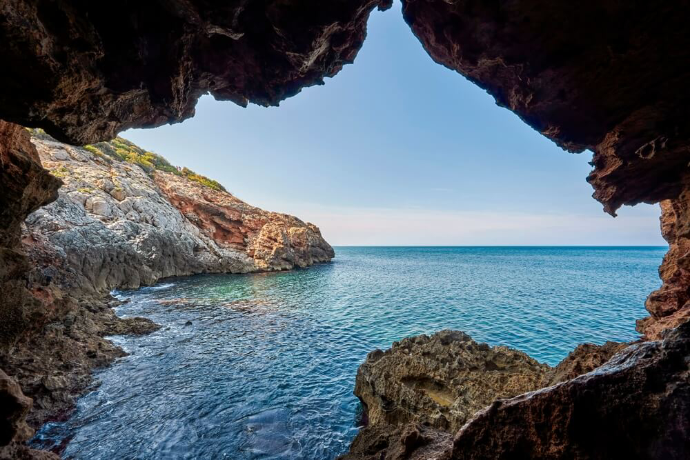 Alicante Urlaub: Blick aus einer Höhle aufs Mittelmeer.