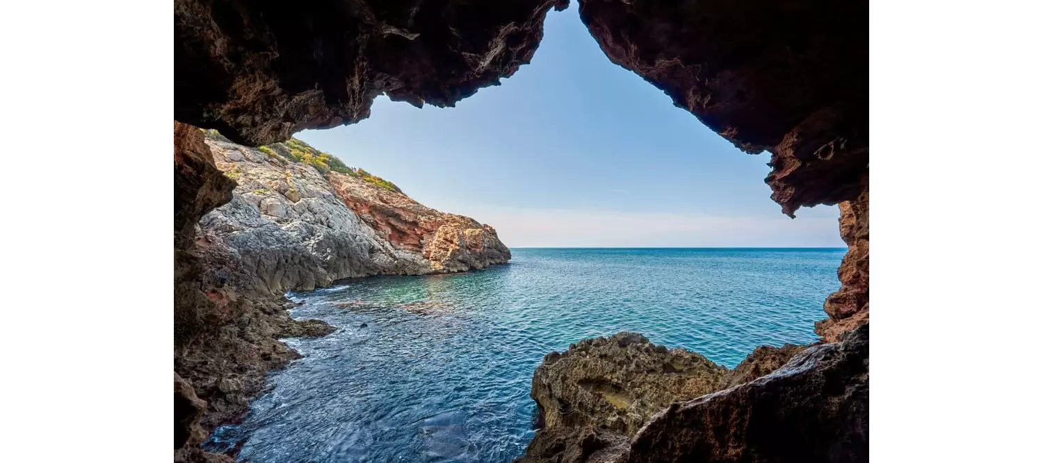 Alicante Urlaub: Blick aus einer Höhle aufs Mittelmeer.