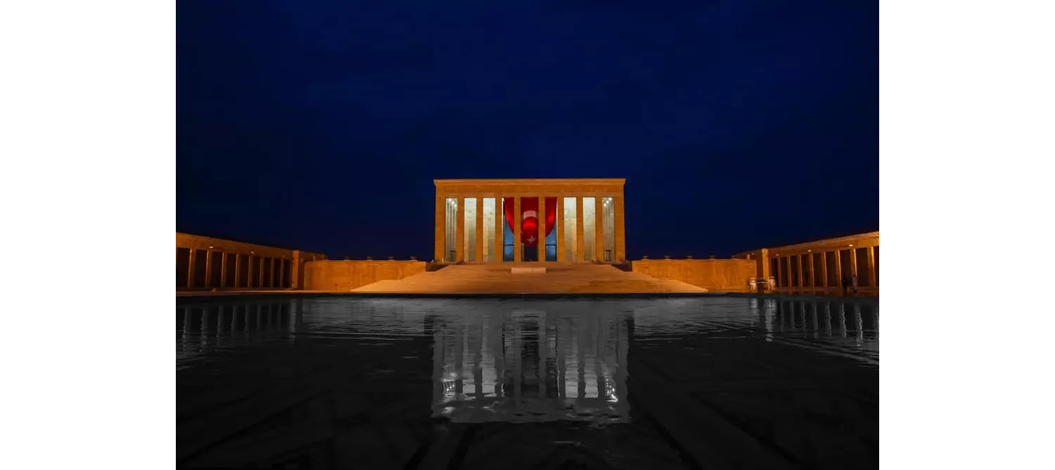 Ankara Sehenswürdigkeiten: beleuchtetes Atatürk-Mausoleum in der Nacht.