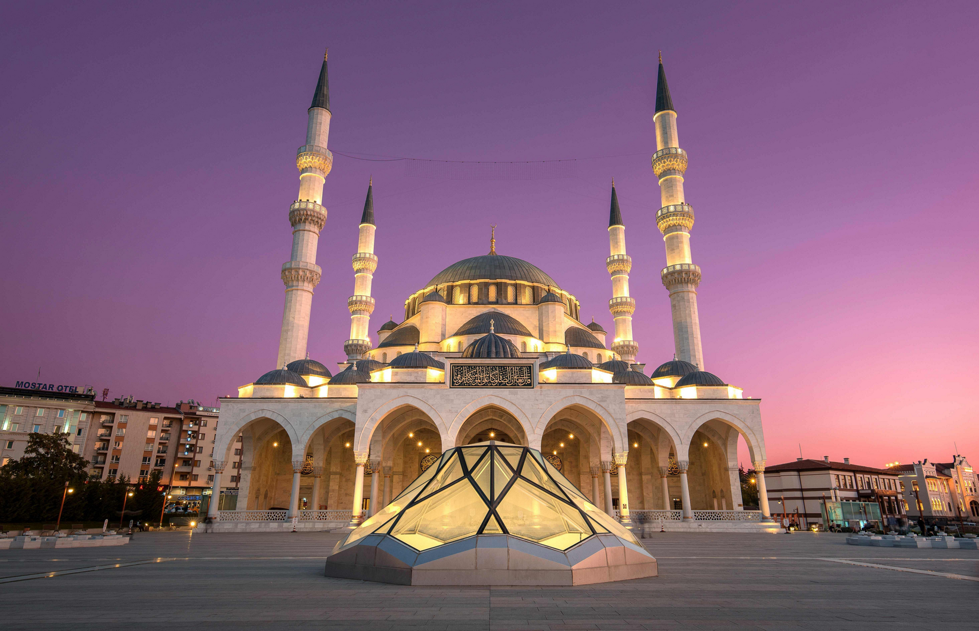 Ankara Sehenswürdigkeiten: beleuchtete Kocatepe-Moschee in der Dämmerung.
