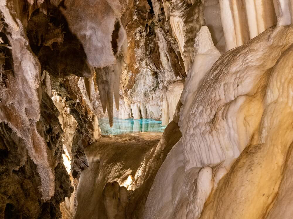 Kleiner, türkisblauer See in einer Tropfsteinhöhle in Aracena, Huelva
