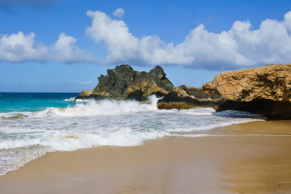 Felsen und Wellen am Andicuri Beach auf Aruba.