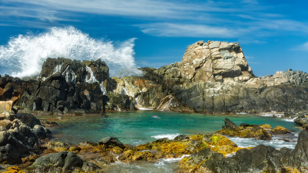 Natürliches, von Felsen geschütztes Schwimmbecken auf Aruba.