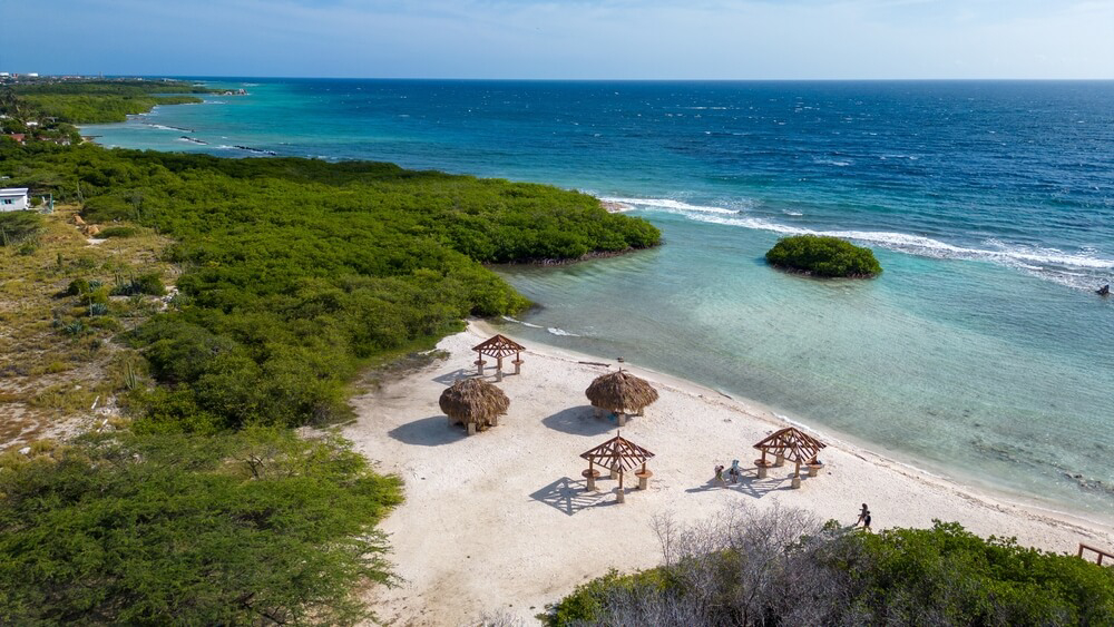 Der Mangrovenwald von Mangel Halto auf Aruba aus der Vogelperspektive.