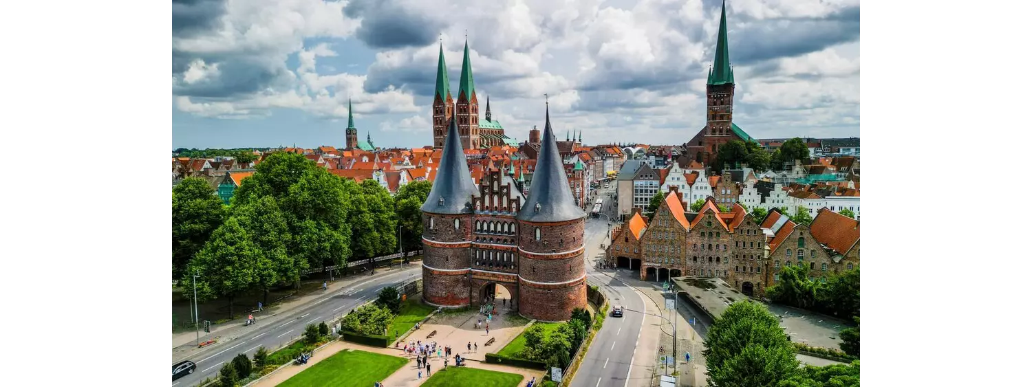 Die Hansestadt Lübeck aus der Vogelperspektive mit dem Holstentor.