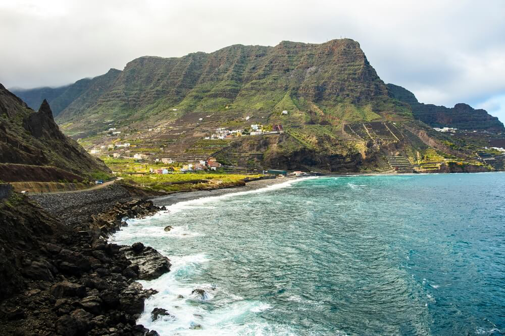 Terrassenfelder an der Küste des Valle de Hermigua auf La Gomera.