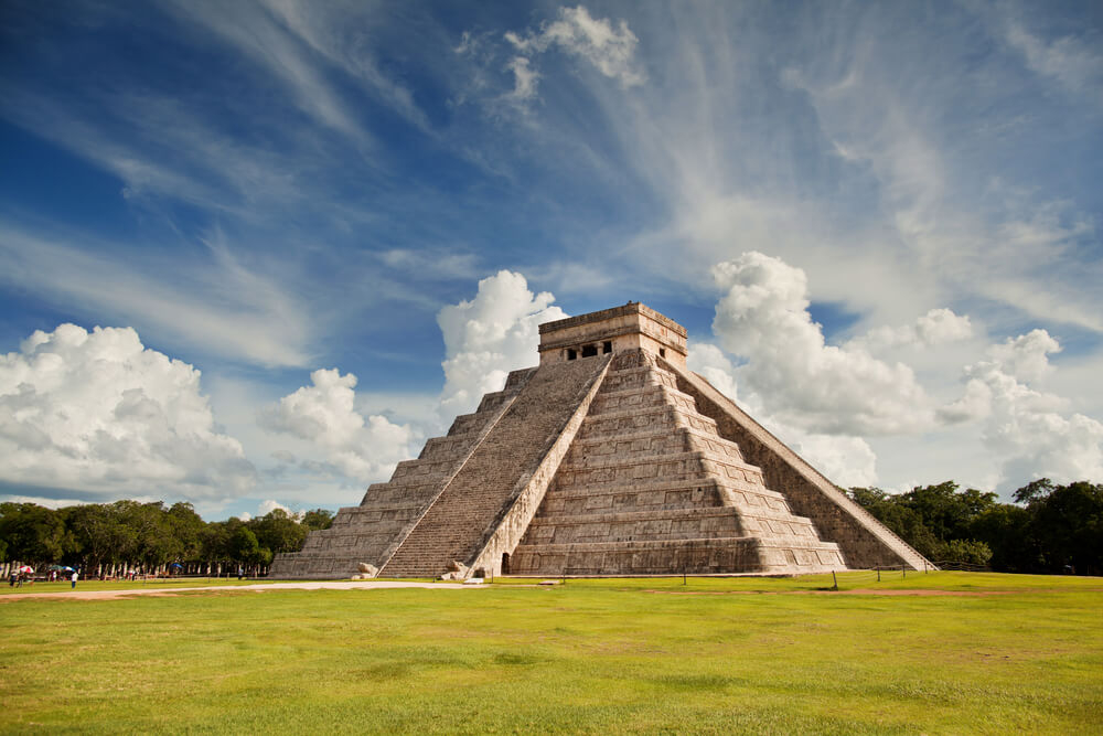 Maya-Pyramide in der Ruinenstadt Chichén Itzá von einigem Abstand aus betrachtet