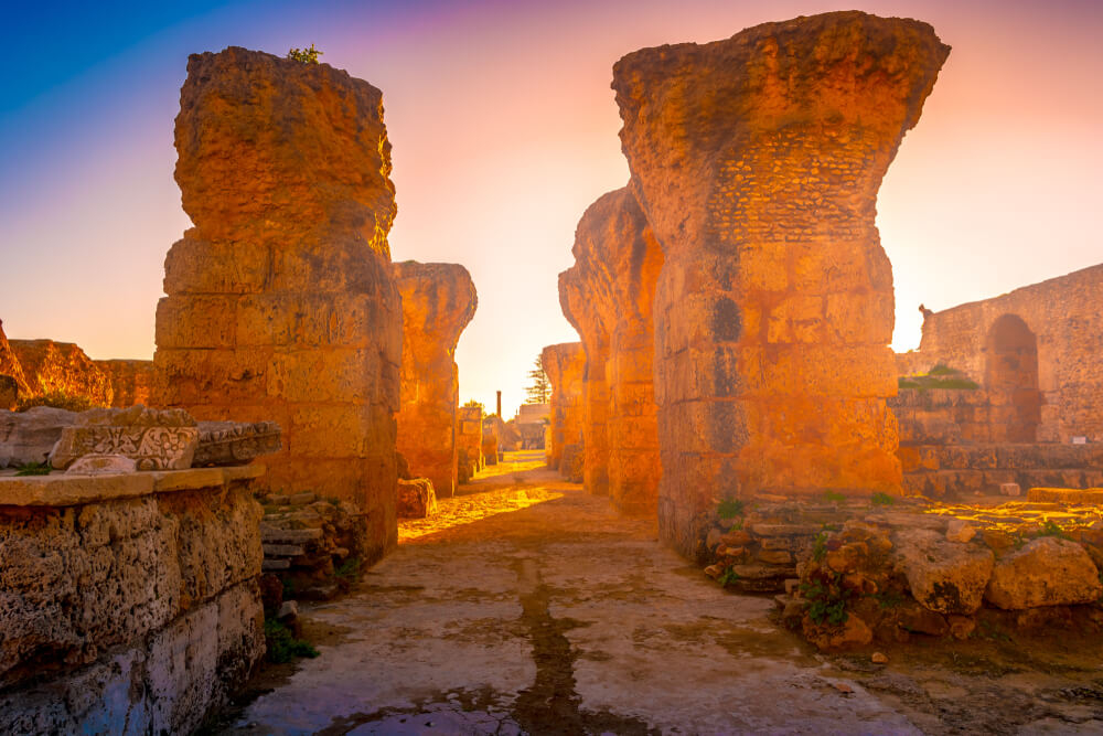 Gewaltige Säulen der Ruinenstadt Karthago im Dämmerlicht