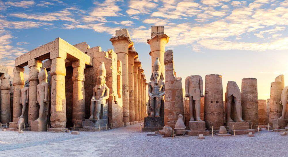 Säulen und Statuen in einer der Ausgrabungsstätten in Luxor