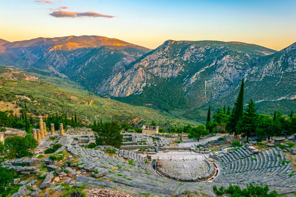 Blick auf die archäologische Stätte in Delphi mit dem Parnass im Hintergrund