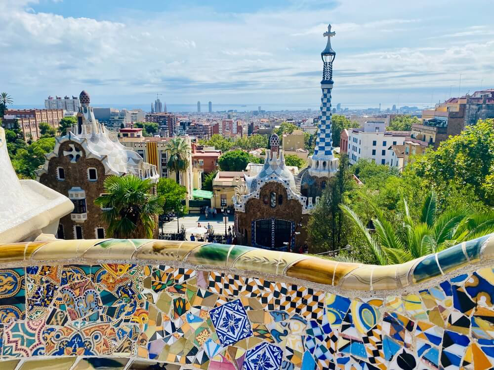 Barcelona-Panorama: Bunter Balkon mit Sicht auf Gaudí-Gebäude