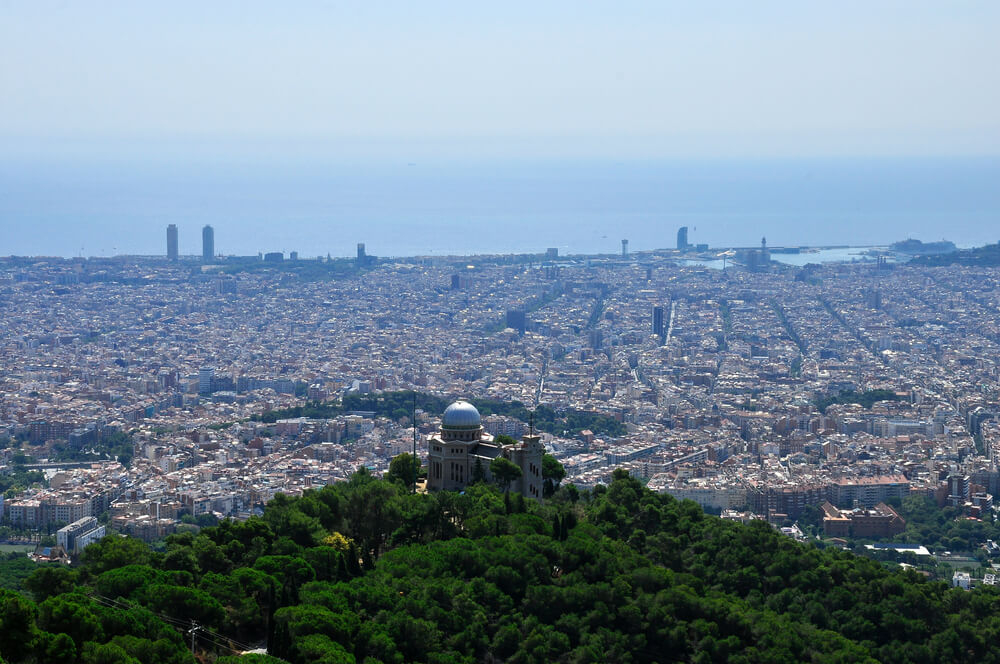 Aussichtspunkte Barcelona: die Stadt mit dem Meer im Hintergrund vom Tibidabo aus.