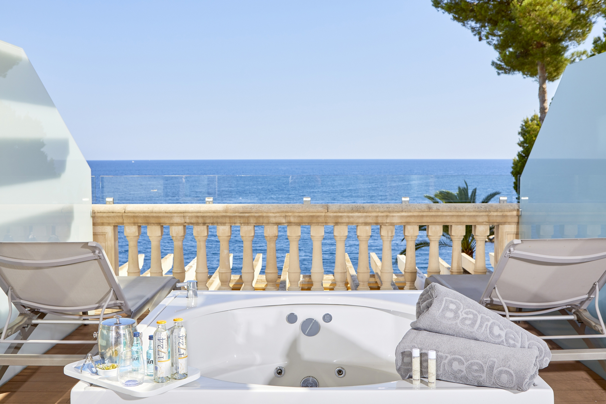 Babymoon-Urlaubsziele: Balkon mit Whirlpool und zwei Liegen mit Blick aufs Mittelmeer in Mallorca.