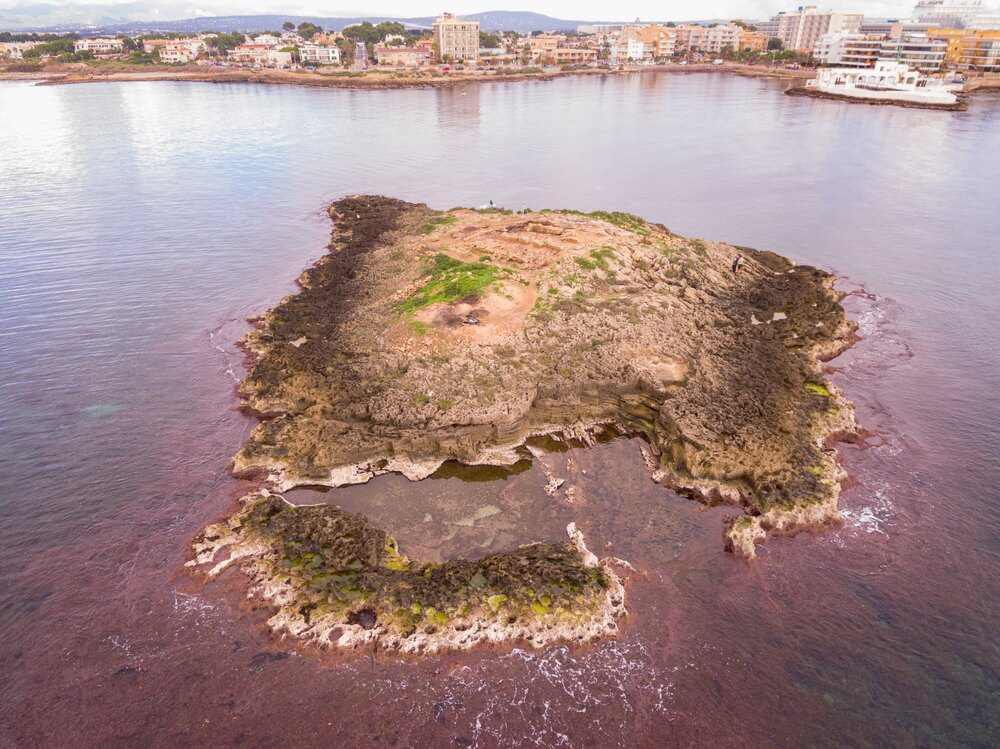 Das kleine Eiland Na Galera vor Mallorca aus der Luft gesehen.