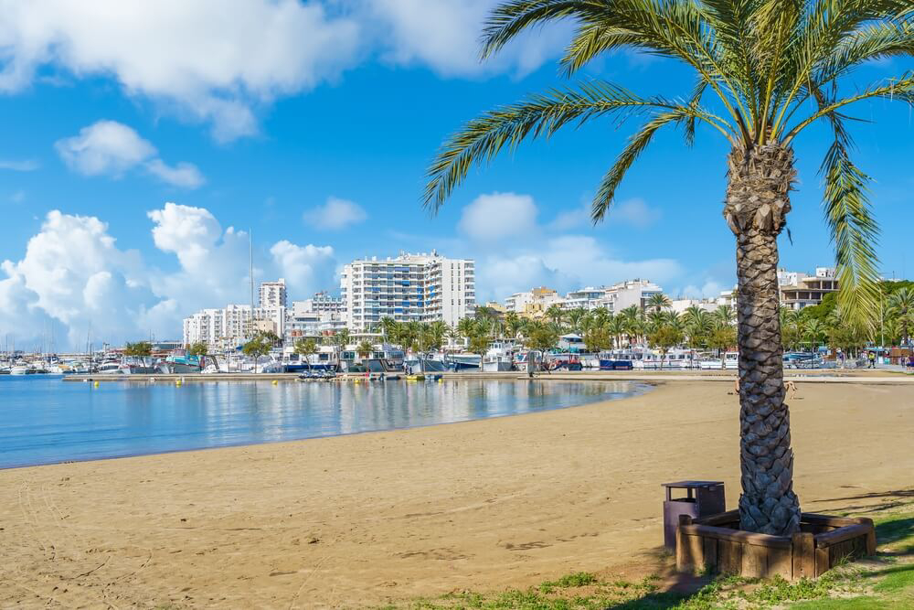 Sant Antoni de Portmany: hier kommt die Fähre von Mallorca nach Ibiza an. 