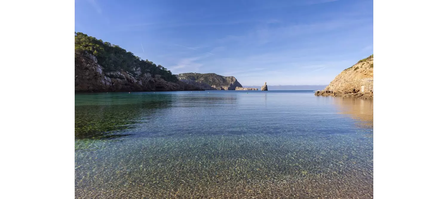 Cala de Benirràs mit ihrer markanten Felsinsel im Wasser