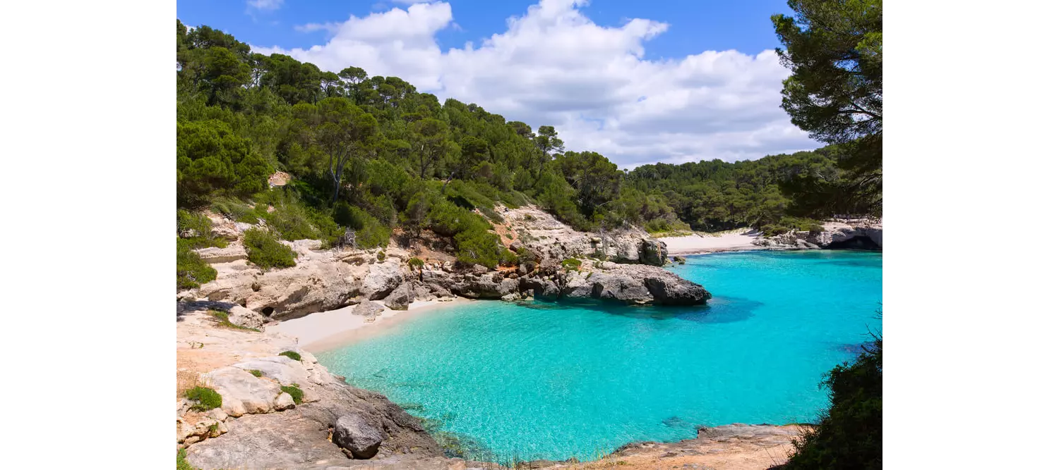 Cala Mitjana: ein durch Felsen zweigeteilter Strand