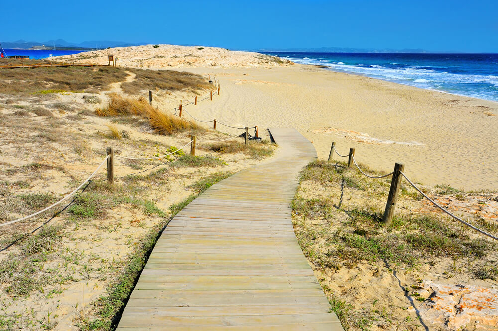 Ses Illetes: ein Holzweg führt hinab zum Strand