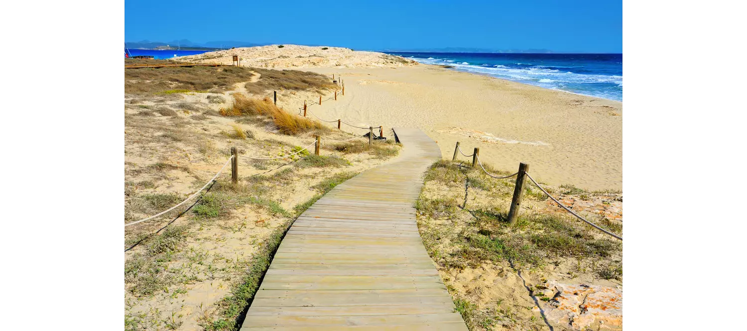Ses Illetes: ein Holzweg führt hinab zum Strand