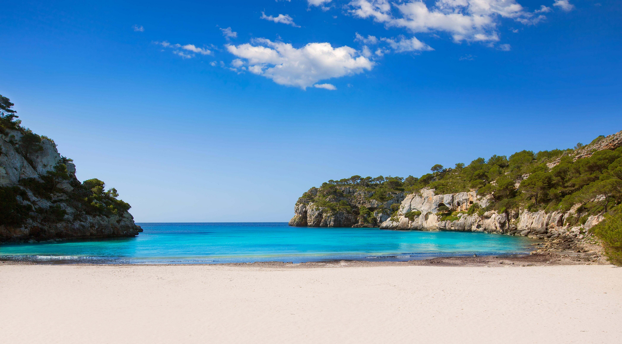 Typischer Balearen-Strand: weißer Sand und türkisblaues Wasser.