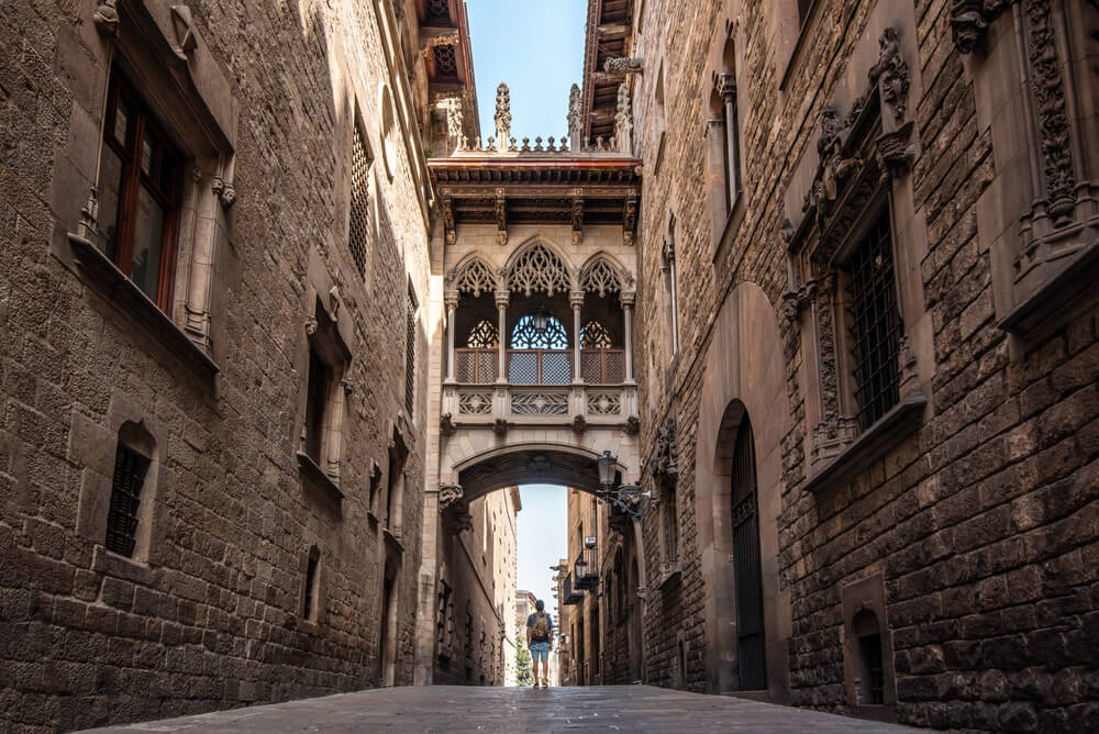 Barcelona Altstadt: neugotische Brücke zwischen zwei Gebäuden.