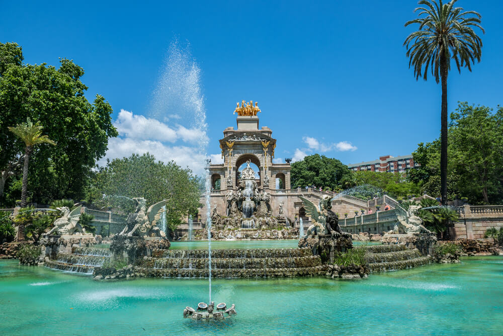 Großer Brunnen mit Fontäne im Parc de la Ciuitadella von Barcelona.