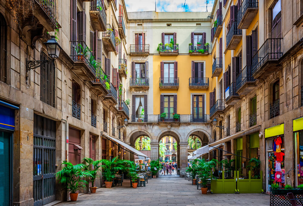 Barcelona Altstadt: alte Fassaden mit einem Platz im Hintergrund.