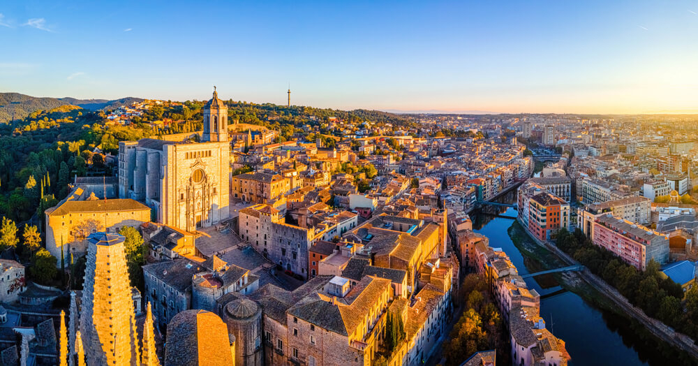 Blick auf die mittelalterliche Altstadt von Girona (Katalonien) mit der Kathedrale aus der Luft.