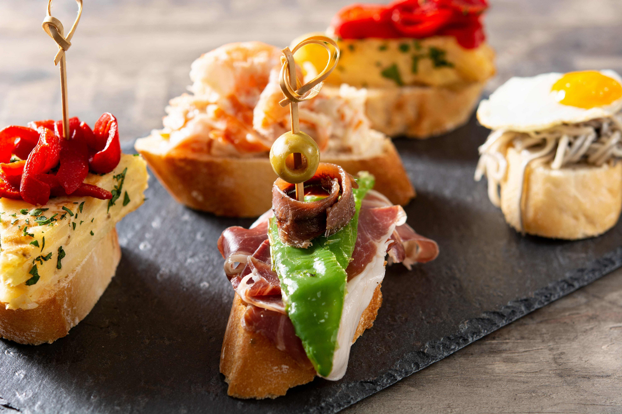Baskische Küche: verschiedene Pintxos auf einem Tablett.