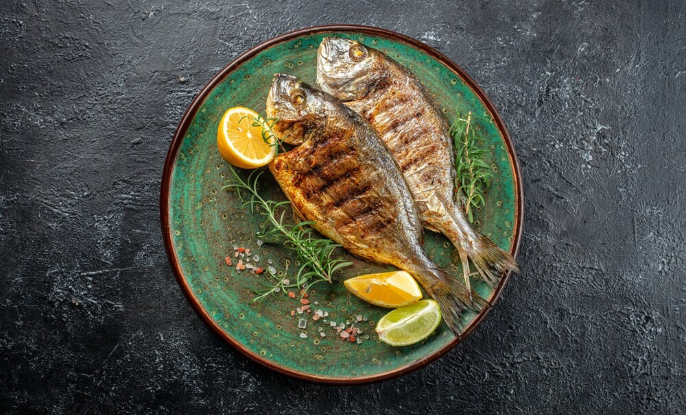 Teller mit zwei Graubarschen auf Bilbao-Art.