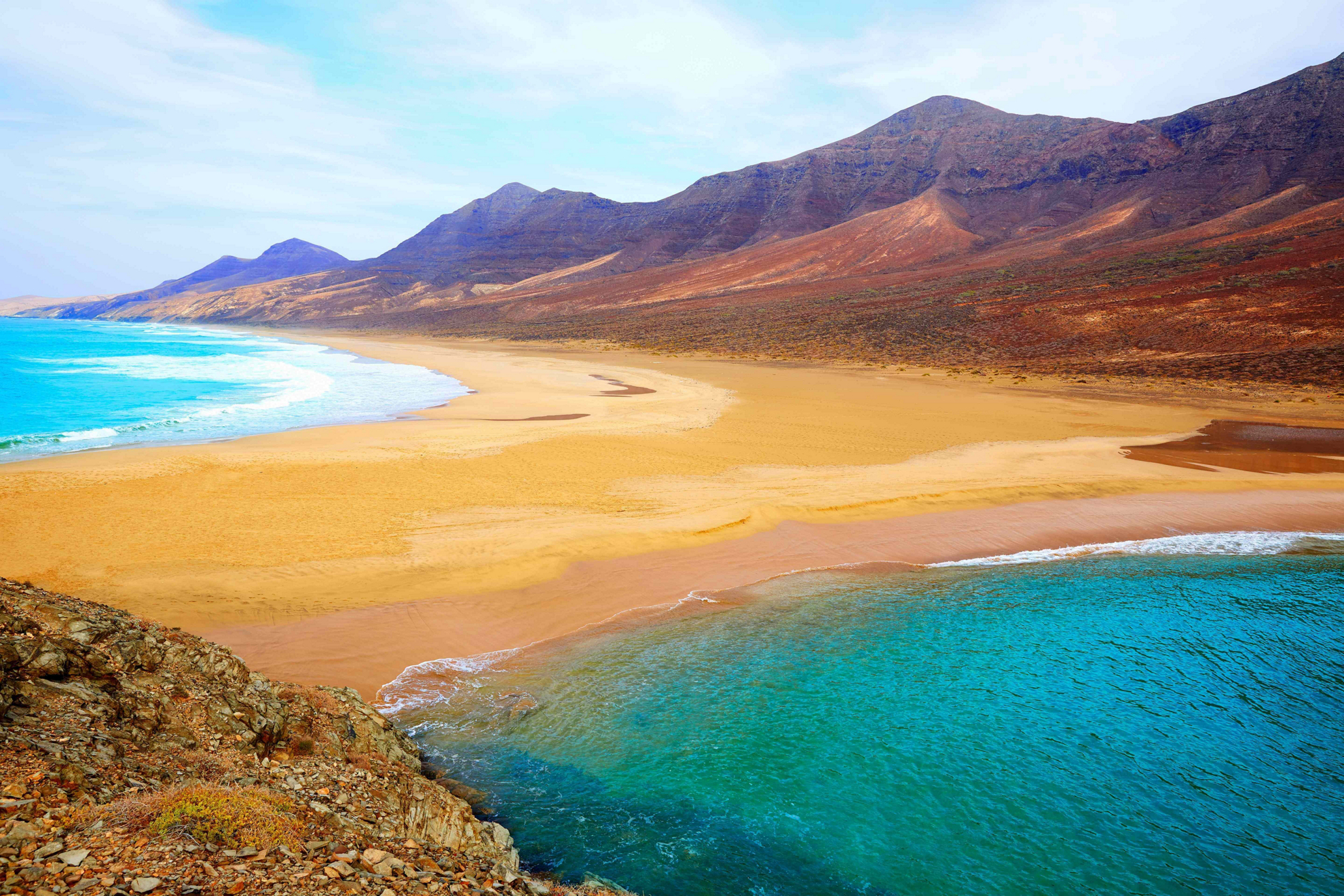 Best beaches in Fuerteventura: Red mountains and golden sand of Cofete Beach 