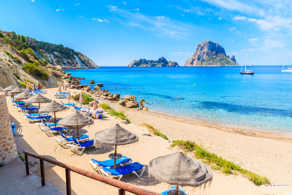 Cala d’ Hort: Small stretch of golden sand with loungers and umbrellas overlooking the sea