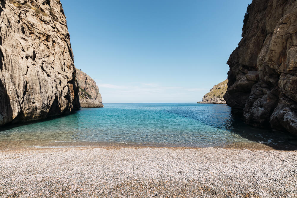 Small beaches in Mallorca: Small pebble beach with clear waters in Torrent de Pareis