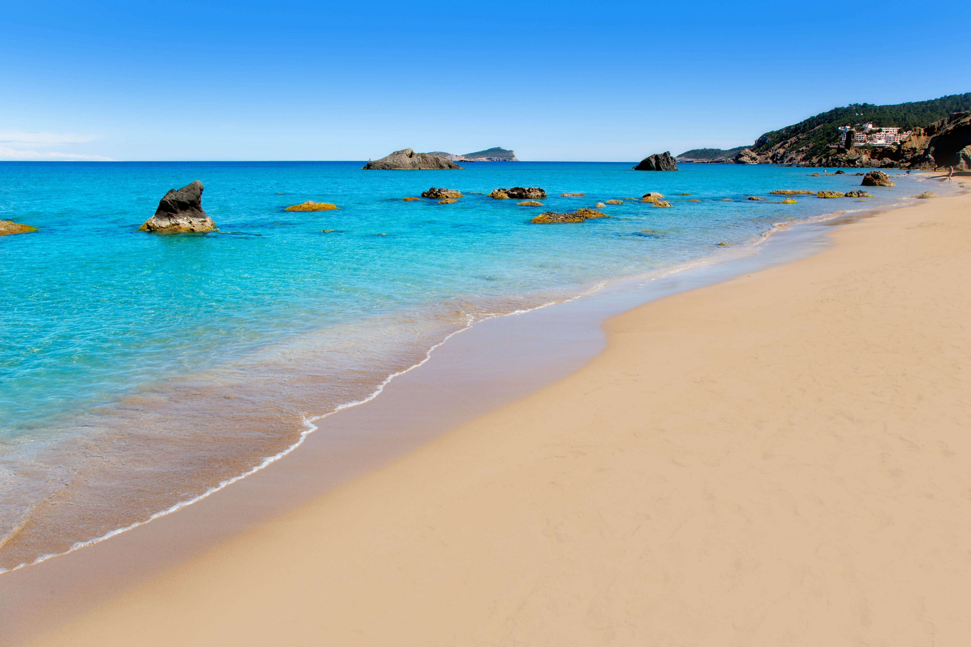 Best beaches in Menorca: white sandy beach in Menorca
