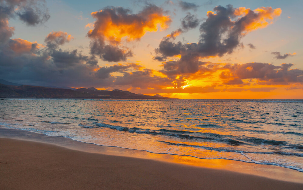 Las Palmas de Gran Canaria: sun setting across the shores of Las Canteras Beach