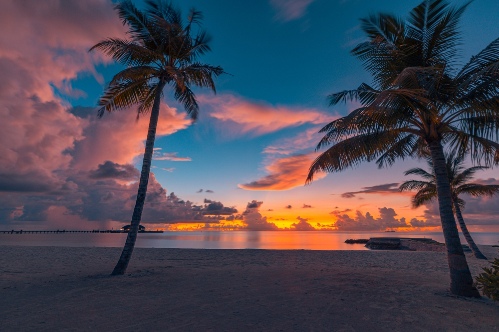Beste Reisezeit Karibik: Sonnenuntergang mit vielen Wolken zur Regenzeit.