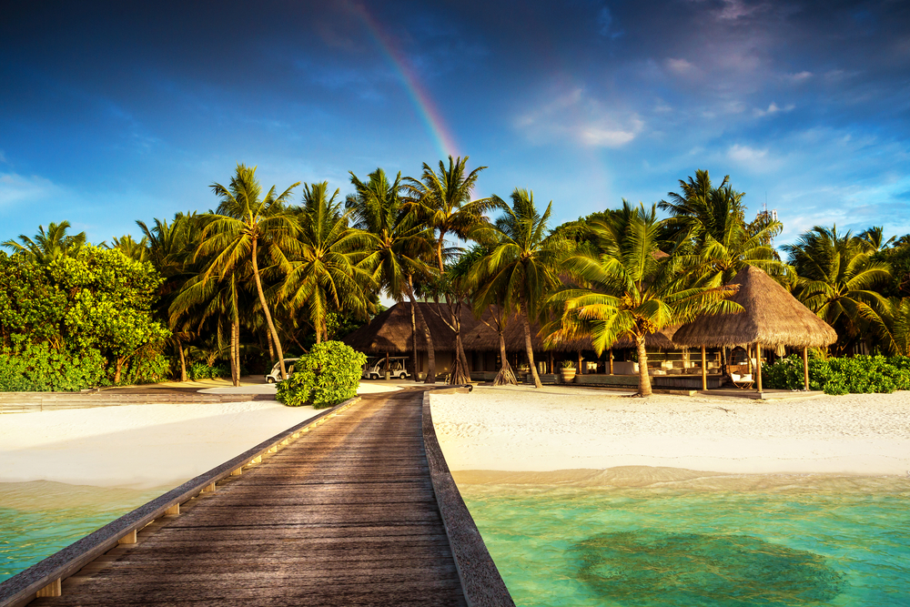 Beste Reisezeit Karibik: Regenbogen über dem Strand, typisch fürs Tropenklima.