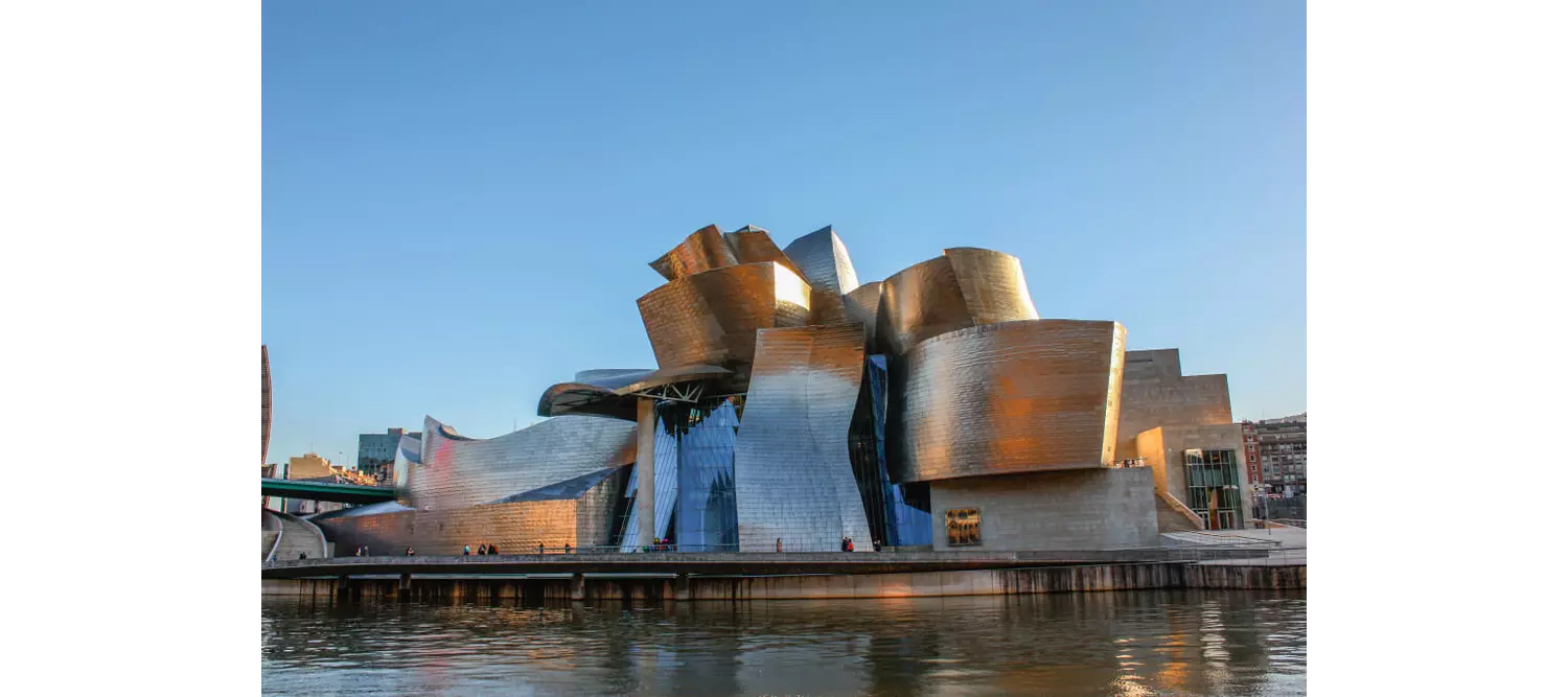 Bilbao Sehenswürdigkeiten: das Guggenheim-Museum an der Ria del Nervión.