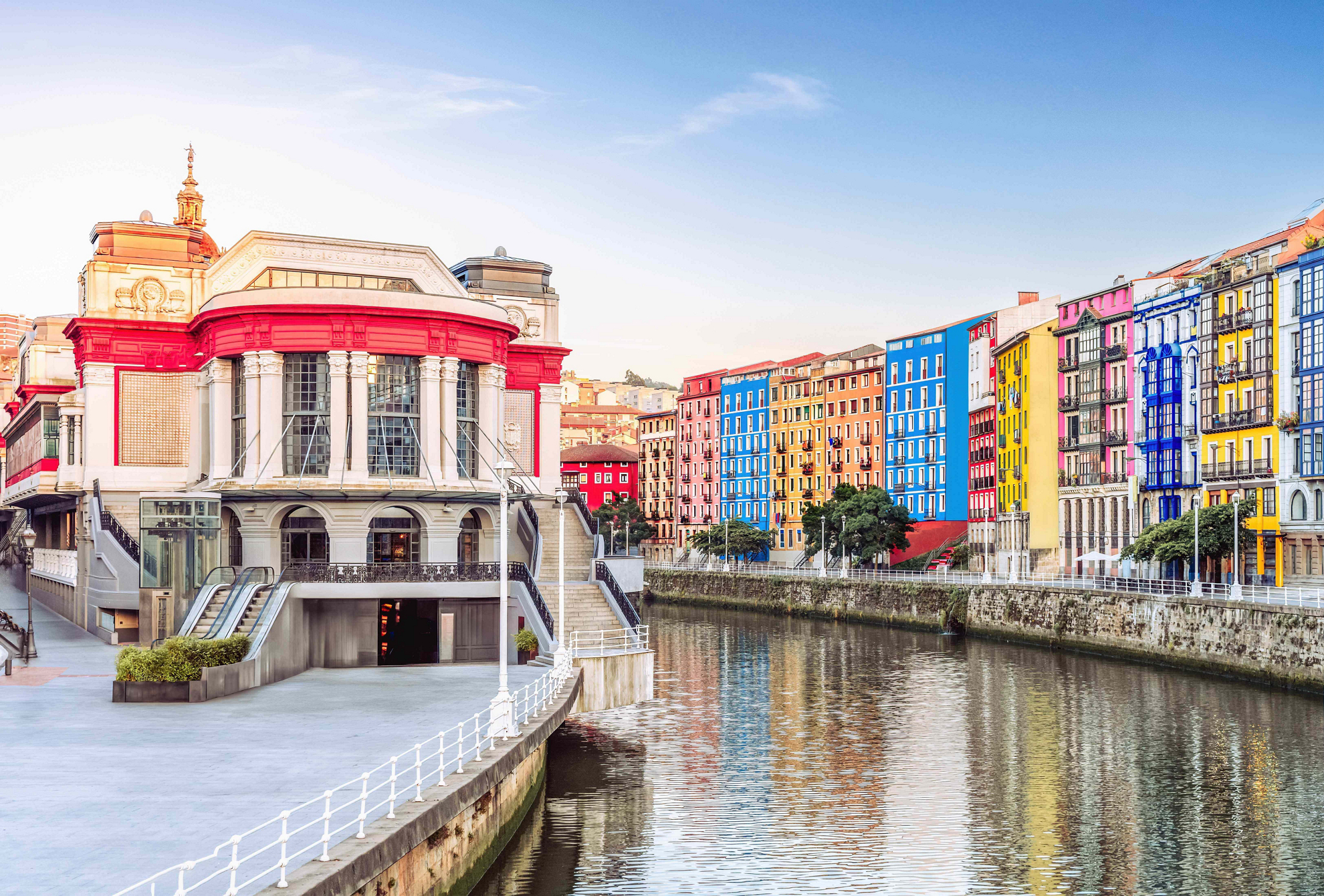 Mercado de la Ribera an der Ria von Bilbao.