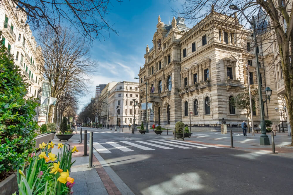 Häuserfassaden aus dem 19. Jahrhundert in Bilbao.