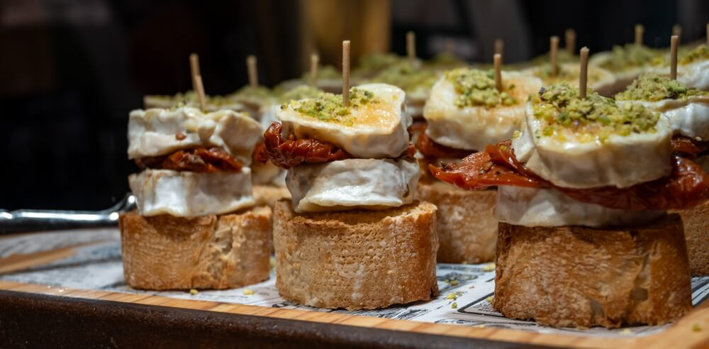 Typisch baskische Pintxos auf einem Tisch.
