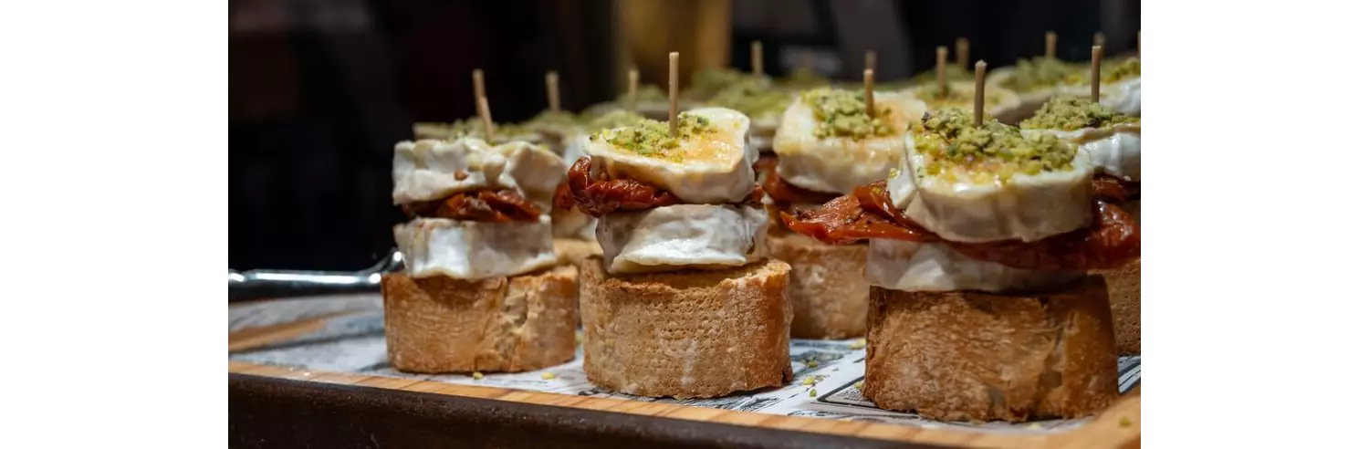 Typisch baskische Pintxos auf einem Tisch.