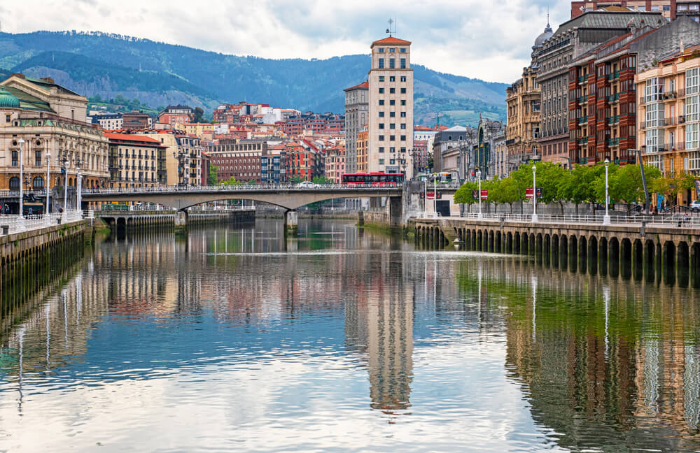 Bilbao Sehenswürdigkeiten: die Ría de Bilbao zwischen Altstadt und Ensanche.