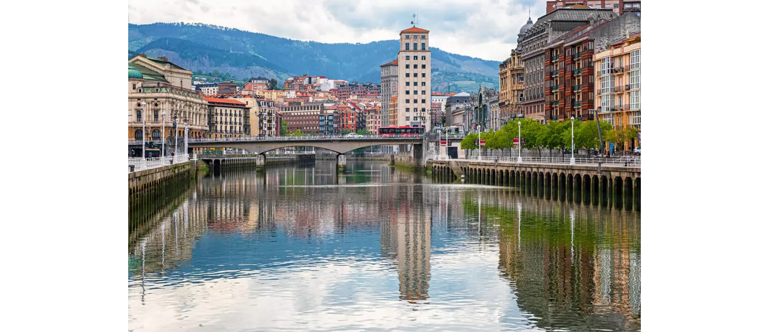Bilbao Sehenswürdigkeiten: die Ría de Bilbao zwischen Altstadt und Ensanche.