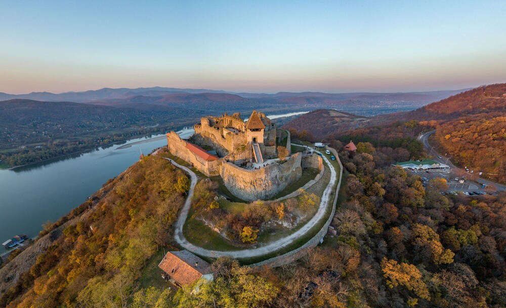 Die Burg von Visegrád an der Donau aus der Luft gesehen.