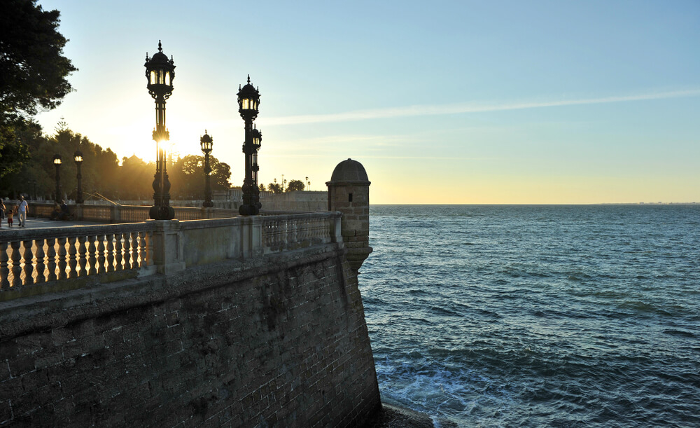 Cádiz Sehenswürdigkeiten: Promenade am Wasser in der Abenddämmerung