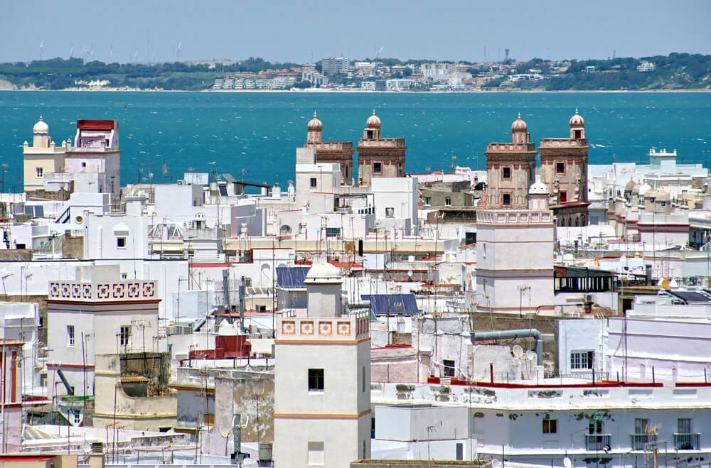 Blick auf die Altstadt von Cádiz mit dem Meer im Hintergrund.