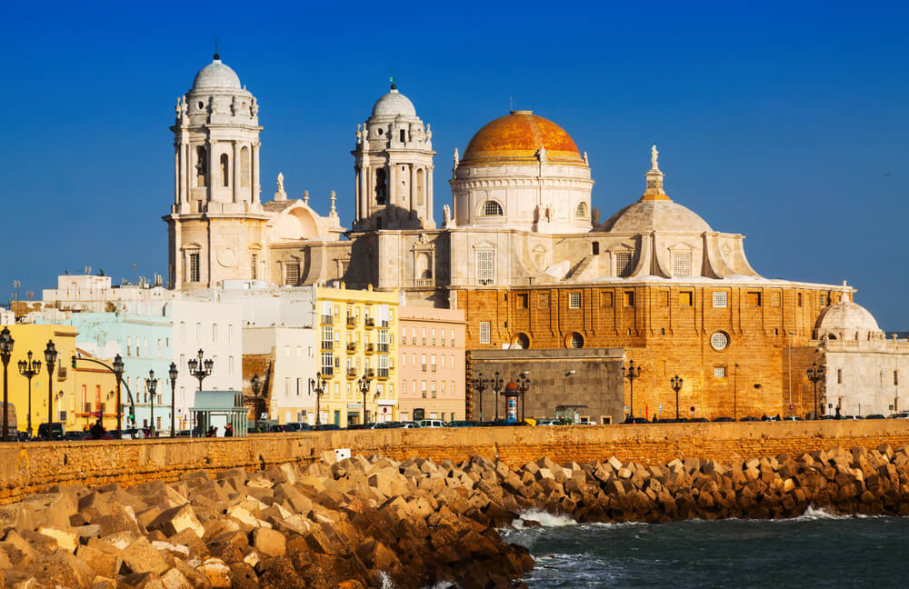 Die Kathedrale von Cádiz von der Wasserseite aus gesehen