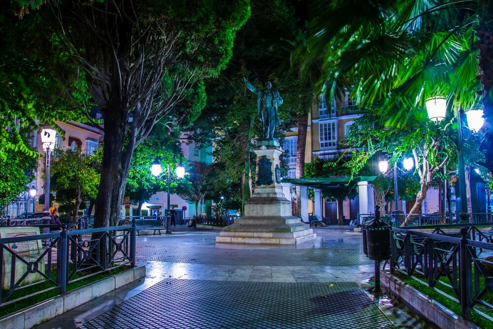 Platz in Cádiz mit nächtlicher Beleuchtung.